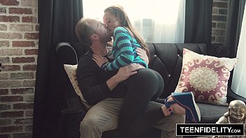 Holly Hendrix Đổi Hậu Môn Lấy Cục Nóng Trong Lồn