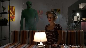 Gái Một Con Cô đơn Bị Người Ngoài Hành Tinh Thám Hiểm Sâu Trong đêm Halloween