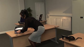 Cô Trợ Lý Quyến Rũ Kerry Louise Cúi Người Trên Bàn Giám đốc, đón Nhận Từ Phía Sau Một Cách Nồng Nhiệt