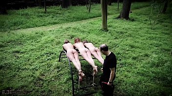 Ba Nô Lệ Trẻ Bị Trừng Phạt Và Làm Nhục Trong Cảnh Bdsm Thô Bạo