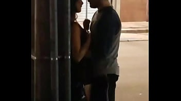 Emo Chupando Língua Chinesa E Mordendo O Lábio Com Tesão
